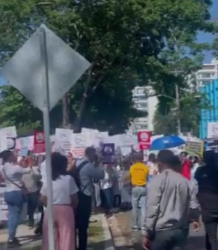 Enfermeras marchan hacia el Palacio Nacional en reclamo de incentivos y mejores condiciones
