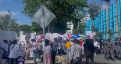 Enfermeras marchan hacia el Palacio Nacional en reclamo de incentivos y mejores condiciones
