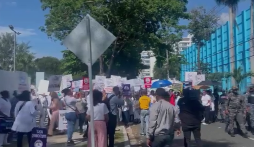 Enfermeras marchan hacia el Palacio Nacional en reclamo de incentivos y mejores condiciones