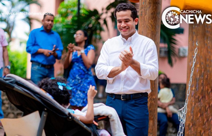 Omar Fernández entrega parque inclusivo para niños con discapacidad