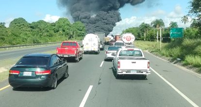 Incendio de patana cargada de combustible dejó cuatro personas heridas; 911 coordinó acción