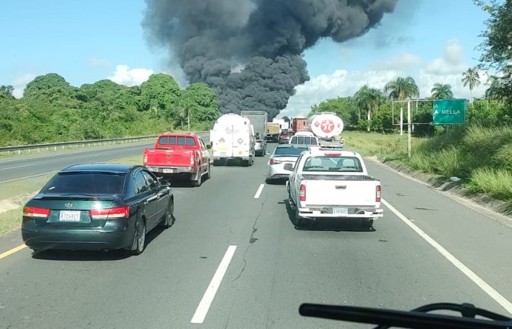 Incendio de patana cargada de combustible dejó cuatro personas heridas; 911 coordinó acción
