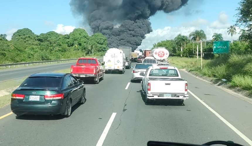 Incendio de patana cargada de combustible dejó cuatro personas heridas; 911 coordinó acción