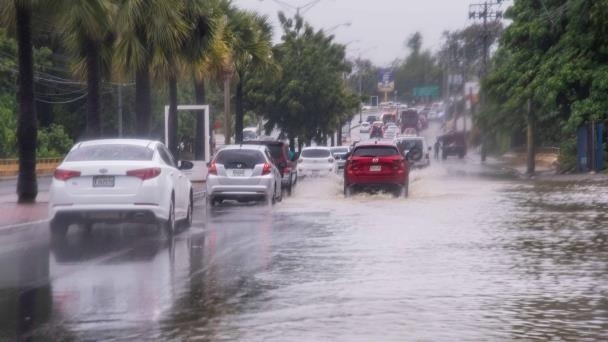Seguirán los aguaceros en varias regiones durante la tarde debido a vaguada; el calor se mantendrá
