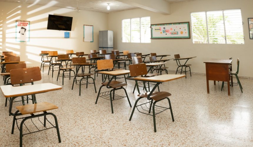 Estudiante habría sido apuñalado en las afueras de una escuela en el DN
