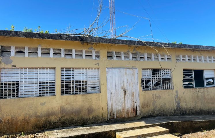 Padres y estudiantes reclaman terminación de escuela Minerva Mirabal en La Pista, Monte Plata