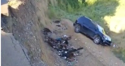 Se derrumba vehículo por precipicio en carretera de El Aguacate en Moca