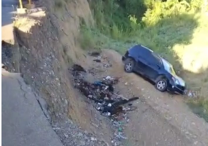 Se derrumba vehículo por precipicio en carretera de El Aguacate en Moca