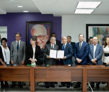 Danilo Medina recibe informe final sobre crisis haitiana entregado por el CES