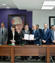 Danilo Medina recibe informe final sobre crisis haitiana entregado por el CES