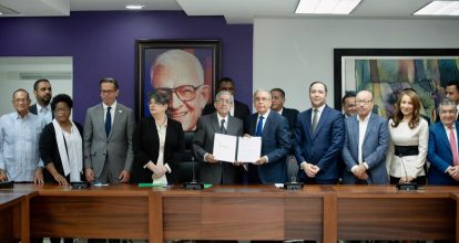 Danilo Medina recibe informe final sobre crisis haitiana entregado por el CES