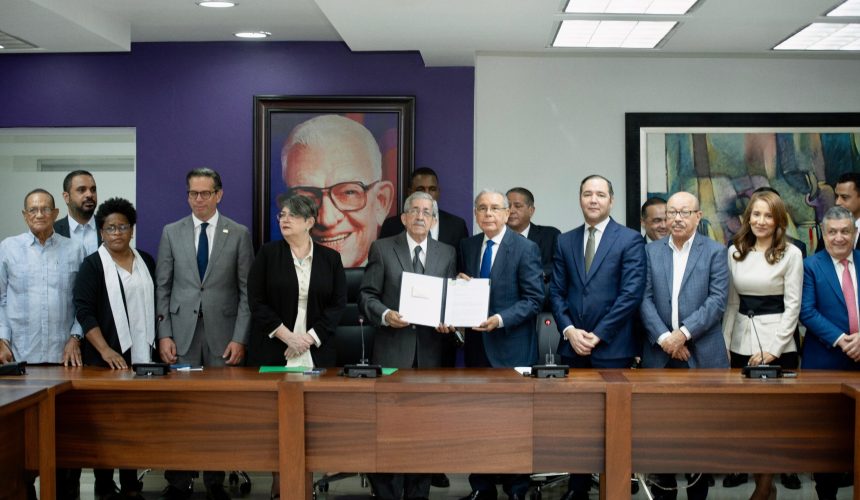 Danilo Medina recibe informe final sobre crisis haitiana entregado por el CES