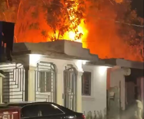 Incendio consume vivienda en barrio La Loma de Quisqueya, San Pedro de Macorís
