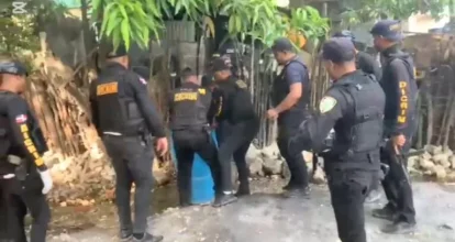 Policía desmantela dos fábricas clandestinas de ron adulterado en Barahona