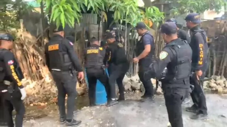 Policía desmantela dos fábricas clandestinas de ron adulterado en Barahona
