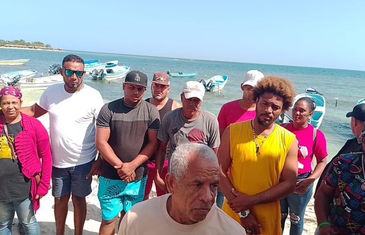 Vendedores de Playa Buen Hombre en Montecristi denuncian ciudadana rusa pretende desalojarlos