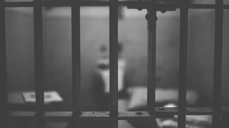 Imponen prisión preventiva para hombre que roció ácido corrosivo a su expareja en Cristo Rey