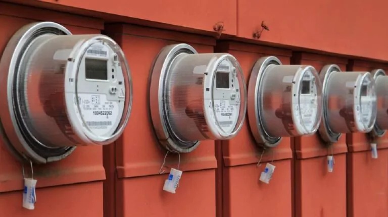 Apresan dos hombres que intentaban realizar conexiones eléctricas ilegales en Bella Vista