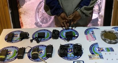 Policía incauta drogas, radios de comunicación y detiene a un hombre en operativo en La Vega
