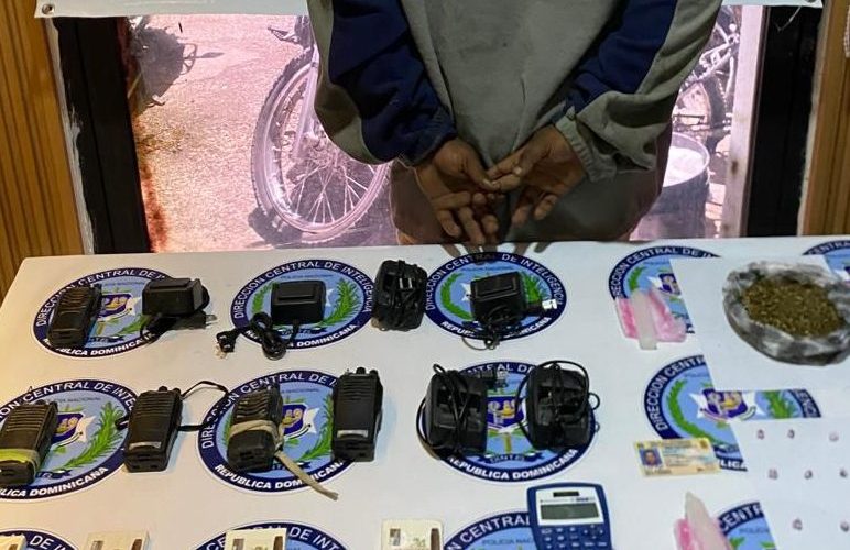 Policía incauta drogas, radios de comunicación y detiene a un hombre en operativo en La Vega