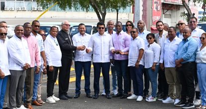 Collado entrega 38 camiones volteos a municipios y distrito municipales con vocación turística