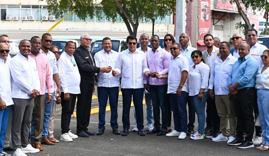 Collado entrega 38 camiones volteos a municipios y distrito municipales con vocación turística