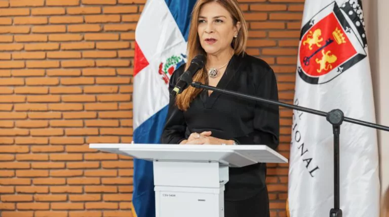 Carolina Mejía anuncia 250 becas de Google para formación en IA y análisis de datos