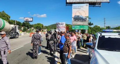 Protesta en La Vega por cierre de desvío en la Autopista Duarte