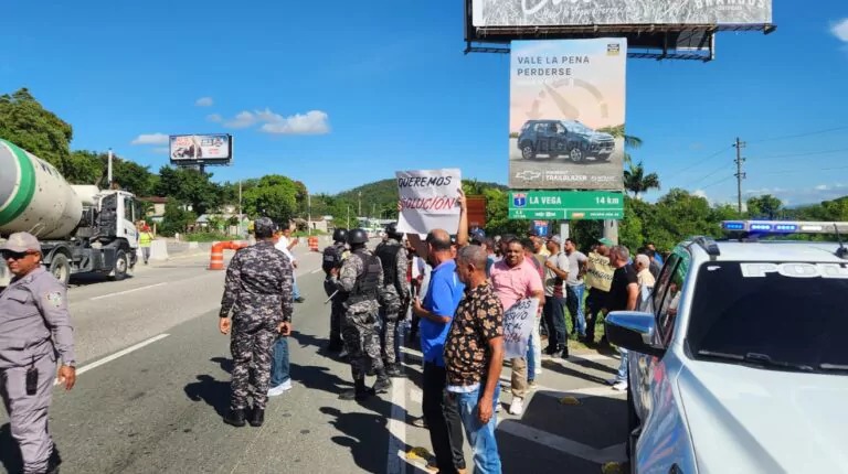 Protesta en La Vega por cierre de desvío en la Autopista Duarte
