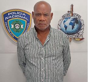 Interpol Santo Domingo captura en AILA hombre con 14 años prófugo por homicidio en Barahona