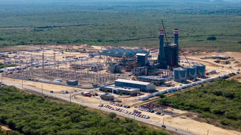 Abinader supervisa construcción de nueva planta eléctrica que aportará más de 400 megavatios al país