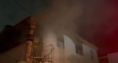 Incendio destruye segundo nivel de vivienda en Santiago Oeste y deja a tres personas en la intemperie