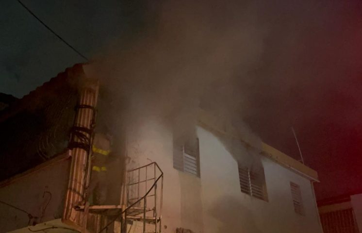 Incendio destruye segundo nivel de vivienda en Santiago Oeste y deja a tres personas en la intemperie