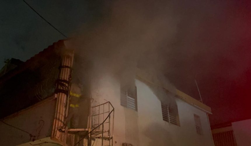 Incendio destruye segundo nivel de vivienda en Santiago Oeste y deja a tres personas en la intemperie