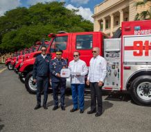 Gobierno entrega 12 camiones de bomberos para distintas localidades del país