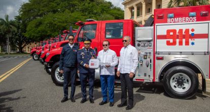 Gobierno entrega 12 camiones de bomberos para distintas localidades del país