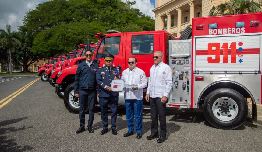 Gobierno entrega 12 camiones de bomberos para distintas localidades del país