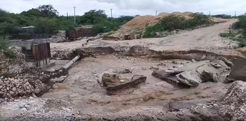 Colapsa puente entre La Descubierta y Boca de Cachón por intensas lluvias