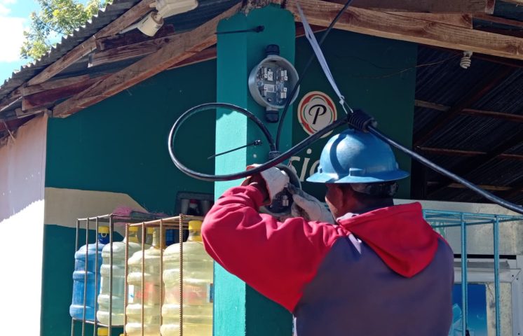 Edesur desmantela más de 6,590 conexiones ilegales y regulariza a miles de clientes en 10 provincias