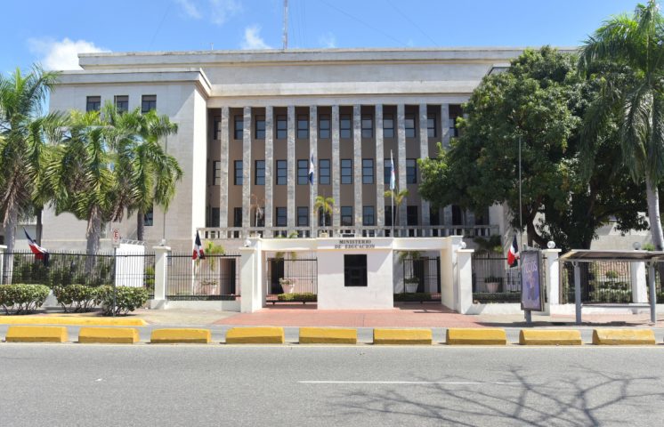 MINERD aplica sanciones por uso inapropiado de instalaciones escolares