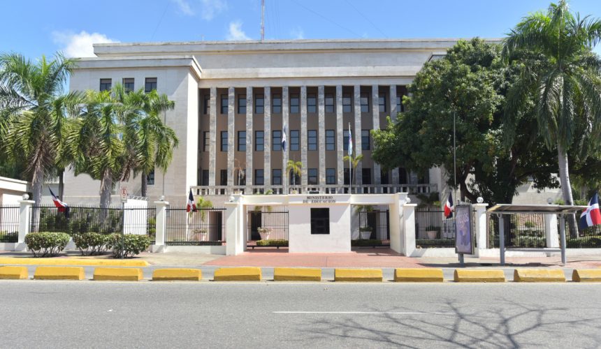 MINERD aplica sanciones por uso inapropiado de instalaciones escolares