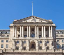 Gobernador de Banco de Inglaterra ve peligroso atacar la independencia de bancos centrales