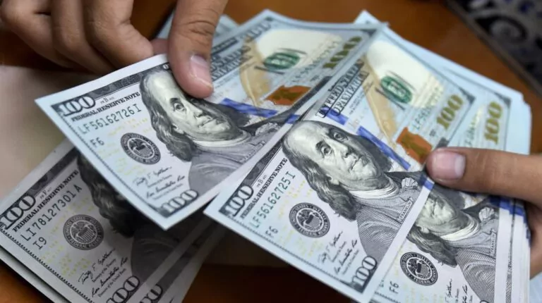 Abinader garantiza estabilidad del dólar y asegura amplia liquidez