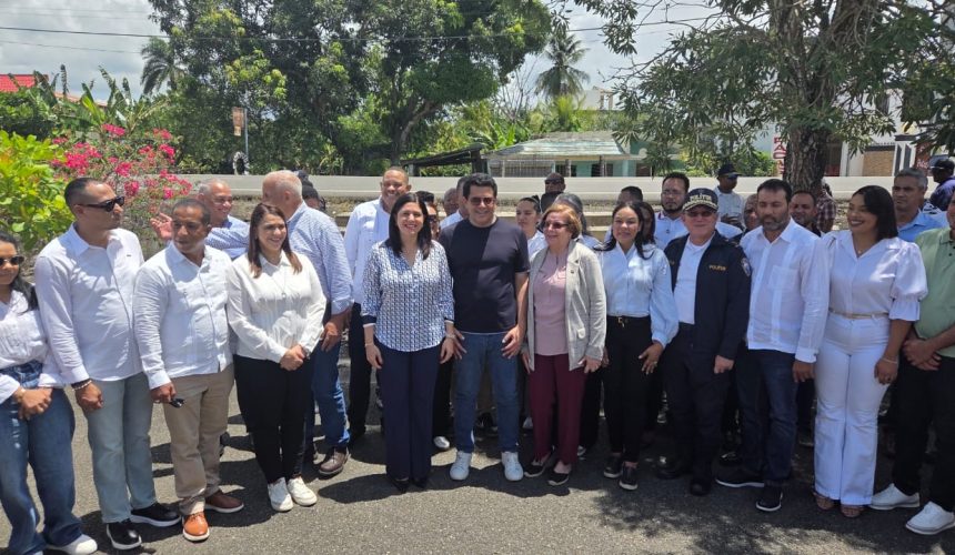Collado deja iniciada reconstrucción de isleta en Salcedo con una inversión de más de ocho millones de pesos 