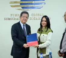 Faride Raful acude a Funglode a entregar proyecto de Ley a Leonel