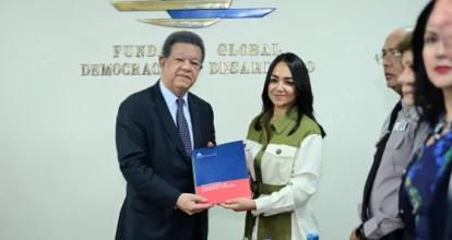 Faride Raful acude a Funglode a entregar proyecto de Ley a Leonel