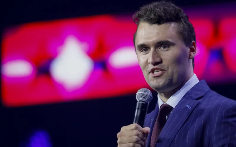 Fallece Charlie Kirk, activista político y aliado de Trump, tras recibir un disparo durante evento universitario en EE. UU.
