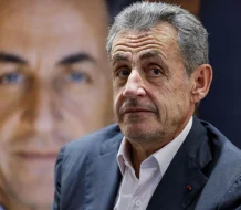 Condenan a expresidente Sarkozy a cinco años de prisión