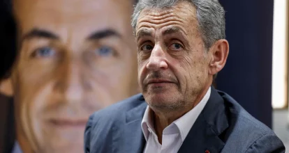 Condenan a expresidente Sarkozy a cinco años de prisión