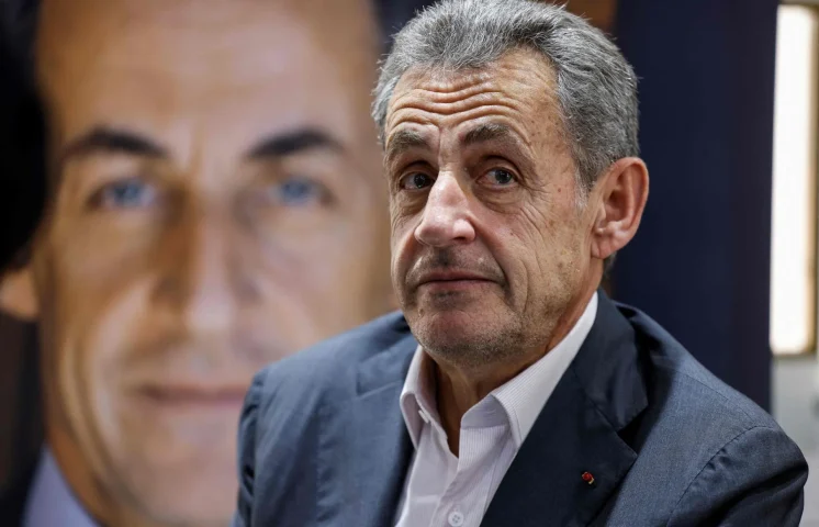 Condenan a expresidente Sarkozy a cinco años de prisión